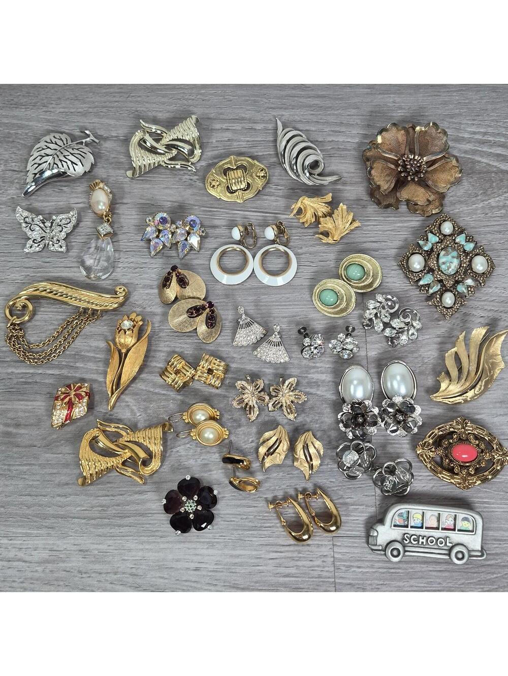 Vintage Costume Jewelry Lot Signed Trifari Monet Sarah Cov Napier 32 Pieces
